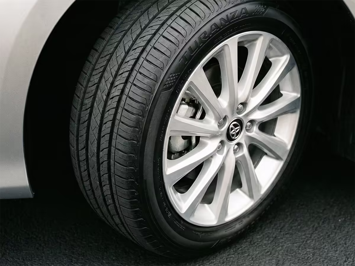 Un pneu et sa jante en gros plan